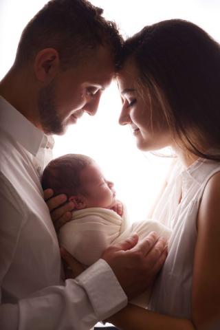 Newborn with family photo in Cologne