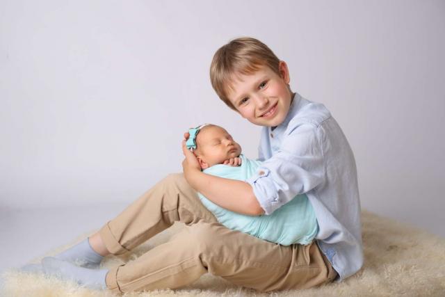 Baby mit Bruder Fotoshooting 