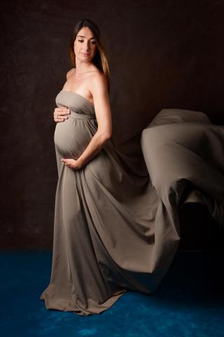 Elegant pregnancy photo shoot in Cologne