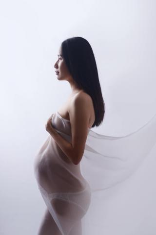 Pregnancy Photographer in Cologne Simple and Elegant Photos