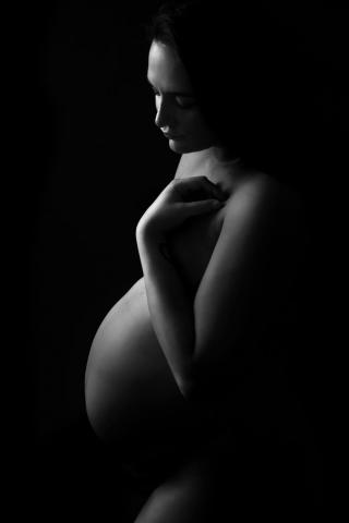 Black and white baby bump shoot in Cologne